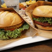 Chicken y moving mountain. La moving mountain tiene un sabor demasiado real a carne y no nos gustó, al llevar tanto sin comerlo. Ideal para personas que si comen carne. at VINCENT - East Side Mall in Berlin