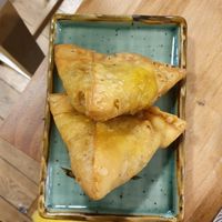 Veggie samosas at Singh in Paris
