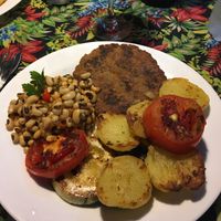 Hambúrguer de soja, legumes e feijão. at Papoula in Cairu