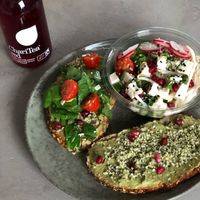 The bowl and the drink are frome here (the take out option) at Poke Tiki in Antwerpen