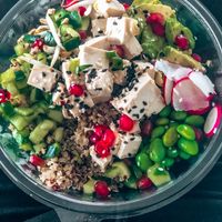 Takeaway bowl with tofu at Poke Tiki in Antwerpen