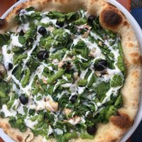 Pizza mit frischem Blattspinat, Oliven und Pesto at Sotto in Berlin