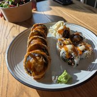 À gauche, sushis poutine, à droite, sushis aux trois champignons at Momo in Montreal