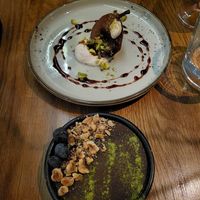 Bouchée de poire poché et momochoco at Momo in Montreal