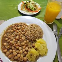 Hauptmenü mit Salat at Buen Vivir in Cucuta