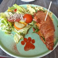 Croissandwich mit Karottenlachs, veganem Rührei und Salat at Katzentempel - Leipzig Ost in Leipzig
