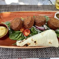 Falafel-Teller mit Hummus statt Joghurtsauce at Löwen in Bad Ragaz