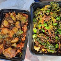 Vegan mac w topping at Mac n' Cheese Rebel in Los Angeles