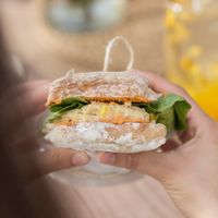 “Tuna” sándwich (chickpeas+vegan mayo+celery+corn+jalapeño+onions+lettuce+chipotle dip) at Gardeno in Tijuana