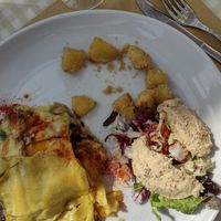 Lasagne vegan, patate sabbiose e hummus at Agriturismo Teresa delle Fragole in Vigano