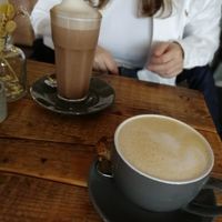 Raw hot chocolate and oat latte at Die 3 Schwestern in Muenster