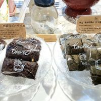 vegan brownies - chocolate vs mugwort at WondeRaw - 원더로우 in Seoul