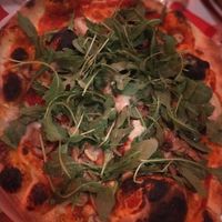 Peccato non possa mettere 5 ⭐ perché davvero se le merita.

Quando devo andare a mangiare fuori vado sempre da loro, la pizza è buonissima! e in più è l'unico posto qui vicin at Pizzeria Piola in Treviso