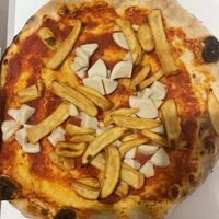 Pizza con patatine e mozzarella vegana  at Pizzeria Piola in Treviso