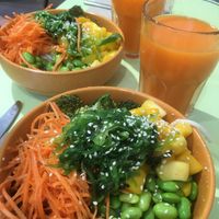 Buddha Bowl mit Reisnudeln, Brokkoli, Edamame-Bohnen, Möhre, Mango, Algen und Sesam, dazu hausgemachter Saft  at Verdura in Metz