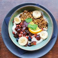 SojaJoghurt mit Obst und Granola at Anne&Max in Leiden