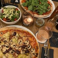 Kleiner Beilagensalat, „trust me i'm vegan“ - Pizza und vegane Capricciosa-Pizza  at Pizza Mono in Darmstadt