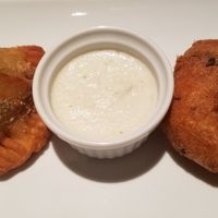 vada, vegan coconut sauce, samosa at Nakshatra in Yokohama