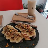 Iced Chai latte. Toast tahini, banana, dates, walnut at Parcería - Culto Al Cafè in Sevilla