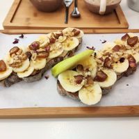 Tostadas con plátano y tahini at Parcería - Culto Al Cafè in Sevilla