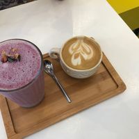 Red-berries smoothie and cappuccino  at Parcería - Culto Al Cafè in Sevilla