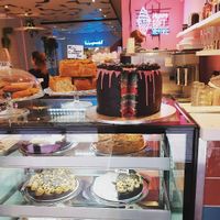 Interior + cakes at Deer Mama in Amsterdam