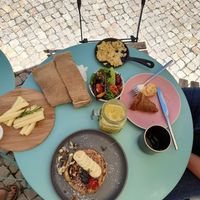 Brunch atleta e vegan pancakes at Jay's Brunch Caffe in Parede