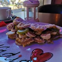 Vegane Waffel mit Erdnussbutter, Apfelmus, Banane, Kiwi, Mandeln und Zimt. at Traum Waffel - Scheelenstrasse in Hildesheim