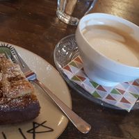 Veganer Apfelkuchen mit Marzipan, Milchkaffee mit Hafermilch at Marny's in Dusseldorf