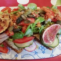 Sandwich with tomato, figs, pickles and fried onions at Marny's in Dusseldorf