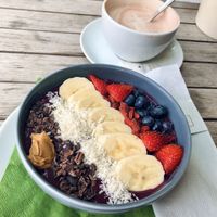 Acaibowl (vegan) und Kakao mit Sojamilch at xfresh in Dresden