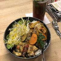 vegan curry bowl (14,9€) & strawberry basil lemonade (5,10€)  at xfresh in Dresden