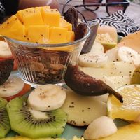 Plato de frutas con granola at Arte Sano in Holbox