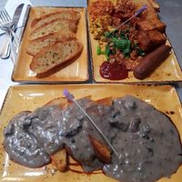 Garlic breas, big brekkie and creamy mushrooms at Lemonwood Eatery in Okato