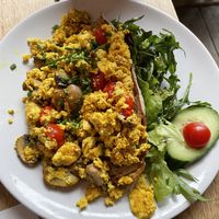 Tofu Rührei mit Tomaten, Pilzen & Salat #Veganuary at Klippkroog in Hamburg