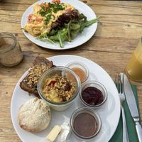 Süßes Veganes (vorne), Rührei mit Käse & Tomate auf Holzofenbrot  at Klippkroog in Hamburg