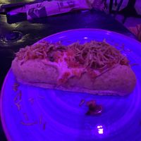 Hot dog com salsicha vegana, molho cheddar, vinagrete picante, molho chipotle e batata palha no pão de hot dog artesanal.  at Hey Joe in Fortaleza