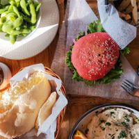 Edamame, Feta Salat, Gebratene Aubergine mit Pita, Vegan Burger, Yucca Pommes at The Open Kitchen in Monteverde
