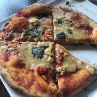 Pizza vegan Tomate, fauxmage et Basilic 🌿  at La Piazzetta in Quebec