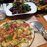 Pizzetta met aardappel, rode ui, vegan kaas en kruidenolie; op de achtergrond bietensalade at The Green House in Utrecht