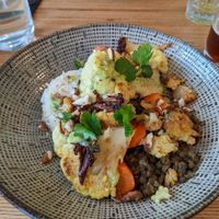 Chou fleur lentilles et riz comme plat at Sixta in Toulouse