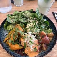 Salade composée, riz rouge sauce poivron pimenté, houmous...  at Sixta in Toulouse