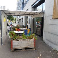 Outdoor seating at Bagelboys Restaurant & Bakery in Zurich