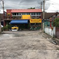 Walking down Street Toward Cafè at Mhee Yim Vegetarian Food in Hua Hin