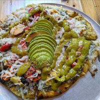 💚 Delicious special 💚 California flatbread with roasted red pepper, artichokes, avocado and vegan cheese drizzled with green goddess sauce at Moondog in Key West