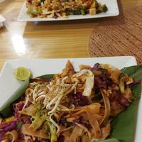 Pad thai und Reis mit Gemüse at Thai Connection in Cuenca