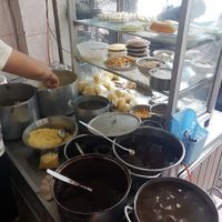 Different toppings and bases at Che Muoi Sau in Hanoi