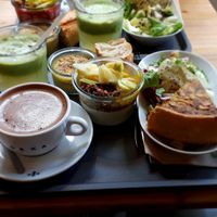 Plateau complet (Mocaccino avec lait d'amande, jus frais, houmous, tapioca/coco bowl et quiche vegan) at Le Café Potager in Strasbourg