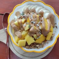 Mango banana oatmeal with added peanut butter at Every Fresh Bar in Penang