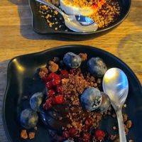 Desserts chocolat et baies at Magu in Helsinki